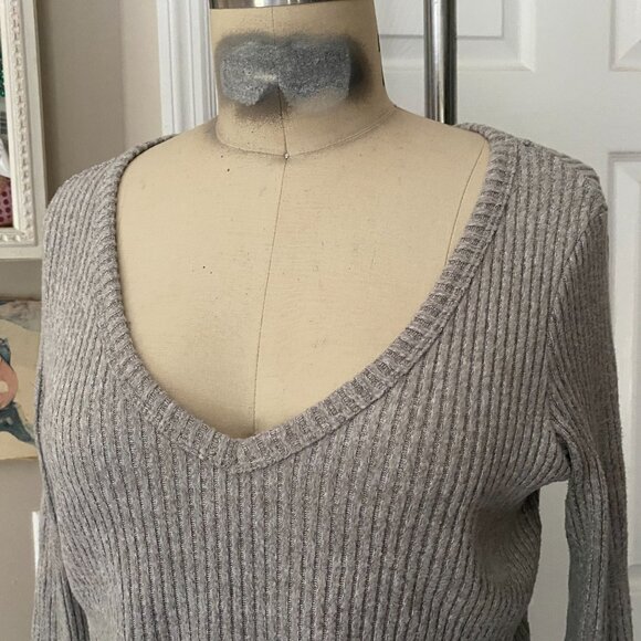 AMERICAN EAGLE Gray Soft ribbed knit Stretch Classic V-neck Shirt *XX-SMALL* - Picture 2 of 5